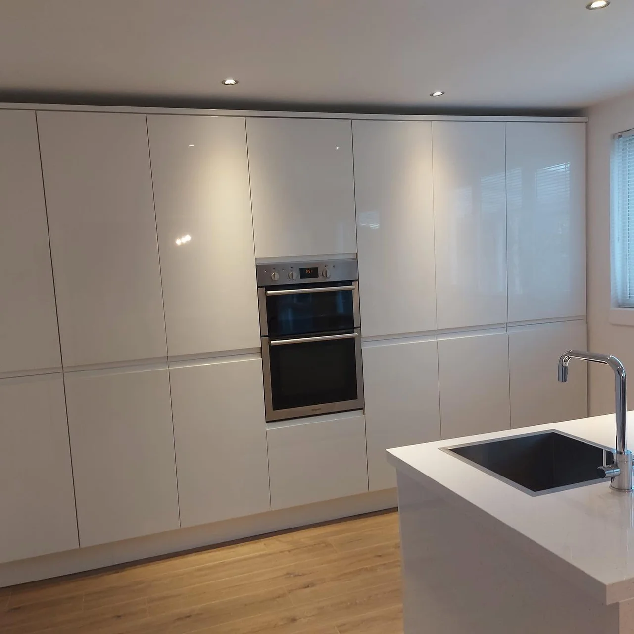 Gloss storage wall with island sink